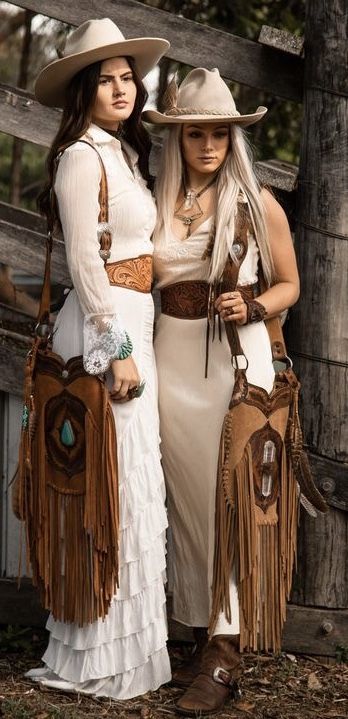 Hippie Western Outfits, Classy Cowgirl Outfits, 70s Party Outfit, Western Boho Chic, Western Chic Fashion, Country Chic Outfits, Western Womens Fashion, Classy Cowgirl, Moda Hippie