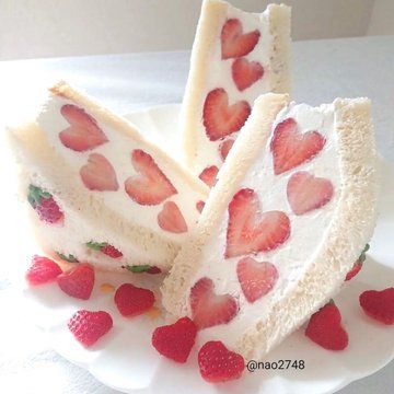 Strawberry Sandwiches, Fruit Sandwiches, Pinterest Girlies, Fruit Sandwich, Cake Sandwich, Cute Snacks, Edible Food, Food O, Birthday Food