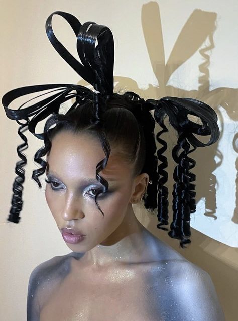 Fka Twigs Hair, Dramatic Hair, Fka Twigs, Editorial Hair, Fantasy Hair, Hair Shows, Hair Reference, Artistic Hair, Unique Hairstyles