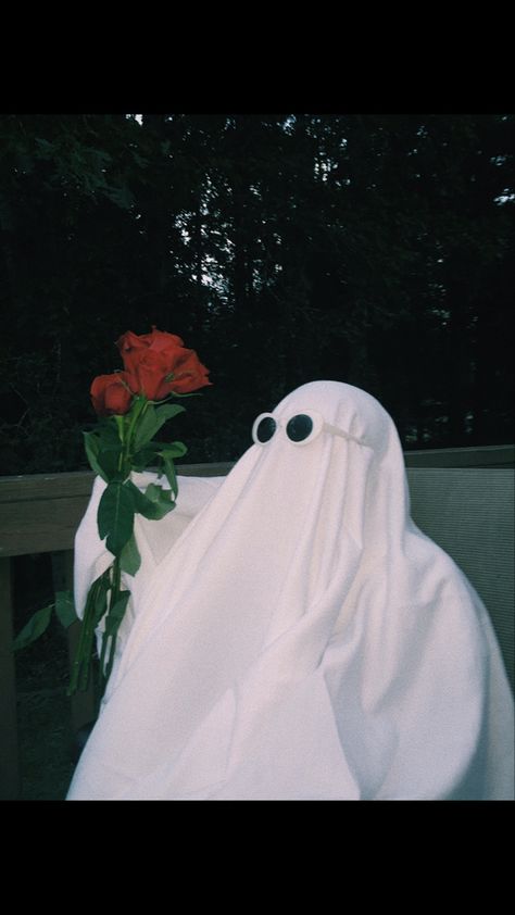 Blanket Ghost Aesthetic, Ghost Pfp, Blanket Ghost, Ghost Aesthetic, Ghost Photoshoot, Christmas Ghost, Aesthetic Cute, Ghost, Christmas