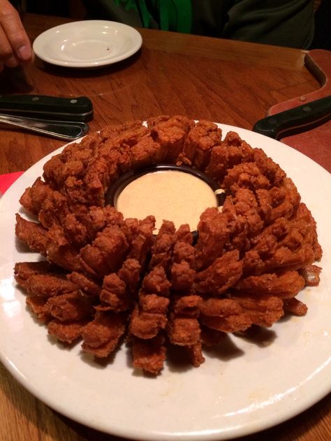 Outback Blooming Onion, Bloomin Onion, Blooming Onion, Dream Food, Outback Steakhouse, Personal Chef, Maria Clara, Aesthetic Food, Dessert Recipes