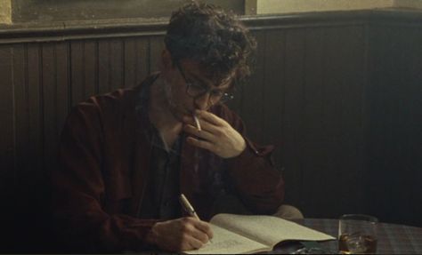 Journalist Aesthetic Man, Journalist Pose Reference, Male Journalist Aesthetic, Male Writer Aesthetic, Dark Academia Films, Journalist Aesthetic, Henry Winter, Kill Your Darlings, Male Pose