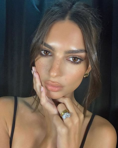 Emily Ratajkowski Makeup, Hung Vanngo, Emily Ratajkowski Style, Brunette Makeup, Fox Eyes, Brown Eyeliner, Olive Skin, Emily Ratajkowski, Makeup Guru