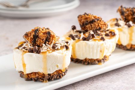 Girl Scout Samoas Mini Cheesecakes Recipe Samoa Cheesecake, Individual Cheesecakes, Cookie Cheesecake, Caramel Ice Cream Topping, Mini Cheesecake Recipes, Coconut Cheesecake, How To Make Cheesecake, Cheesecake Cookies, Ice Cream Toppings