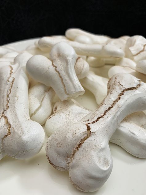 Ghouls And Goblins, Halloween Bones Snack, Adams Family Themed Food, Kids Halloween Treat Ideas, Halloween Dessert Decorations, Halloween Witch Food, Halloween Food Gross, Halloween Spooky Treats, Monster Meringues