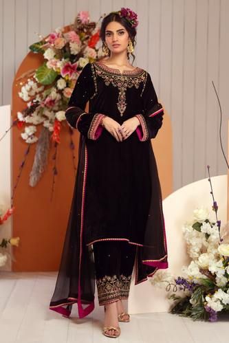 Zaaviay brings you the regalness of velvet with Bagh-e-Makhmal. Inspired by the beauty of floral imagery and cottages on timeless silhouettes with grandeur and grace. Velvet Kurta, Kurti Sets, Velvet Dress Designs, Embellished Clothing, Pakistani Designer Suits, Trouser Suit, Velvet Clothes, Elegant Embroidery, Suits Design