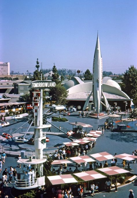 Tomorrowland: 1965, my first trip there in 1962 Disneyland Tomorrowland, Disneyland History, Shorpy Historical Photos, Disneyland Vintage, Tema Disney, Station Service, Retro Disney, Disney Memories, Vintage Disneyland