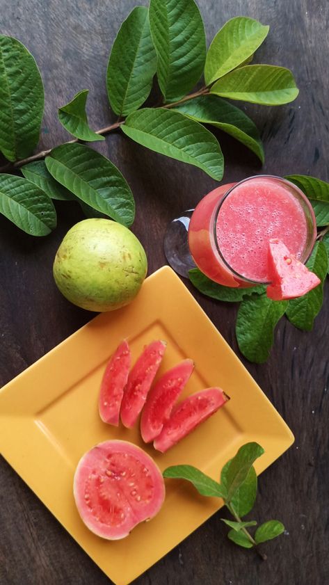 Las guayabas son un clásico en dulces, pasteles, jugos fitness y hasta refrescos. ¿Sabes de dónde vienen y cuál es el camino que recorren para llegar a tu mesa? Acompáñanos a Calvillo, Aguascalientes, tierra por excelencia de las guayabas más dulces, brillantes y coloridas. Recorre desde los campos de cultivo hasta las deliciosas recetas que brotan de esta fruta para que termines de enamorarte. ¿Estás listo? Pomegranate Recipes, Fruit Juice Recipes, Fruit Centerpieces, Guava Fruit, Eating Food Funny, Guavas, Vietnam Food, Fruit Photography, Fruit Dishes