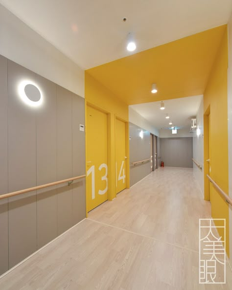 Healthcare Interior Design, Classroom Interior, Industrial Office Design, Corridor Design, School Hallways, Healthcare Architecture, Hospital Interior, School Interior, Environmental Graphic Design