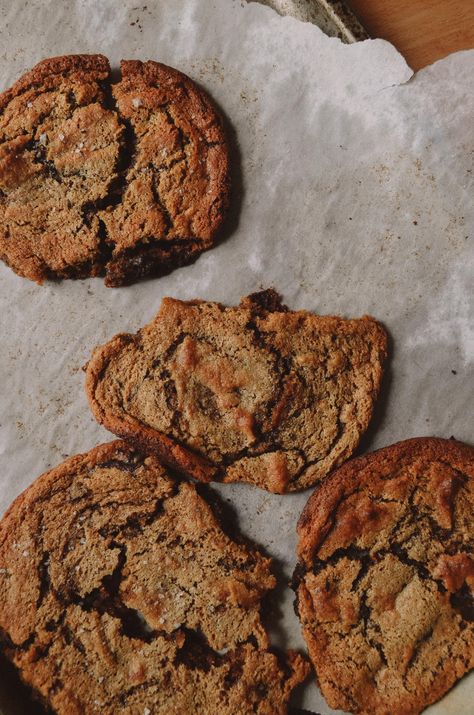 the tahini + banana cookie AND how to achieve the perfect bakery-style cookie look Date Chocolate, Nut Butter Cookies, Banana Cookie, Tahini Cookies, Banana Bread Cookies, Dairy Free Cookies, Gooey Cookies, Honey Cookies, Banana Cookies