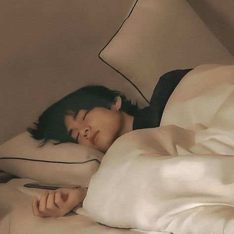 Bts Sleeping, Bts V Pictures, V Cute, Taehyung Photoshoot, Single Dads, Blackpink And Bts, Kim Taehyung Funny, Kim Taehyung Wallpaper, V Taehyung