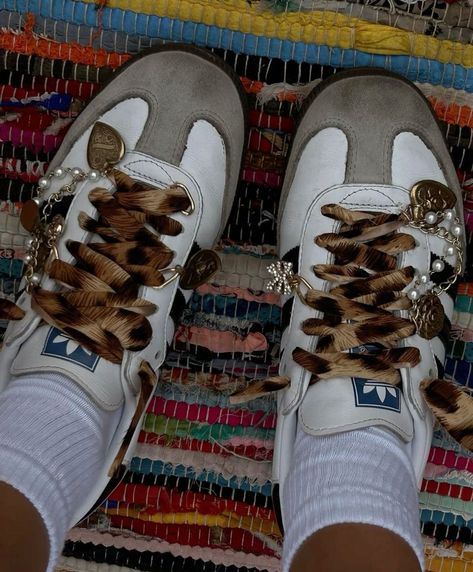 Cool Shoe Lace Ideas, Aesthetic Sneakers For Women, Sneaker Inspo Women, Decorating Sneakers, Shoe Inspo Aesthetic, Charm Sneakers, Shoe Inspo Sneakers, Tabi Sneakers, Adidas Leopard