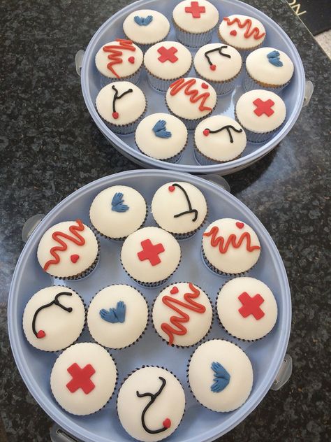 Medical Cupcakes Nurse Themed Desserts, Nurse Themed Cupcakes, Nursing Cupcakes Ideas, Nurse Cupcakes Ideas, Medical Cupcakes, Nurse Cupcakes, Sugarpaste Flowers, Brain Cupcakes, Doctor Cake