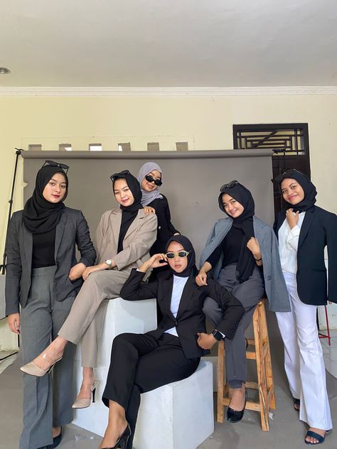 Casual Outfits Photoshoot Photo Ideas, Outfit Foto Studio Grup, Yearbook Ideas Themes Outfit, Yearbook Pose Ideas, Yearbook Themes Photoshoot, Yearbook Photoshoot Ideas, Earth Tone Hijab, Pose Yearbook, Ootd Yearbook