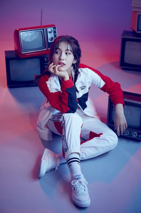 Jeon So Mi perfectly captures 90's pop culture in retro photo shoot for 'Reebok' http://www.allkpop.com/article/2017/08/jeon-so-mi-perfectly-captures-90s-pop-culture-in-retro-photo-shoot-for-reebok 90s Outfits Party, 90’s Hairstyles, Oppa Gangnam Style, 90s Pop Culture, Kim Chungha, 90’s Aesthetic, The Black Label, Jeon Somi, Produce 101