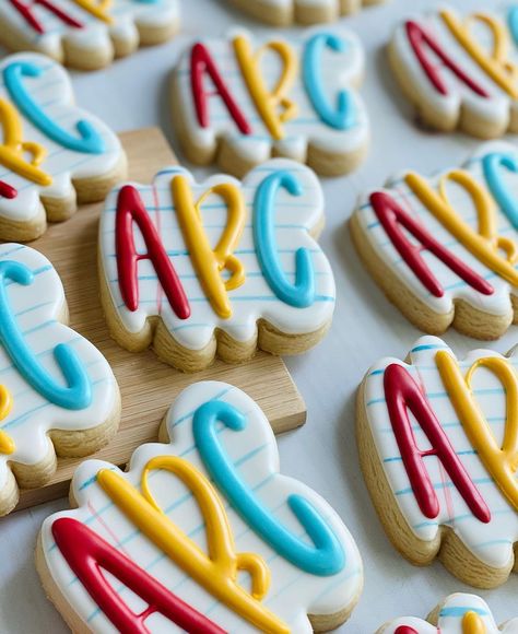 School Cookies With Royal Icing, Teacher Sugar Cookies Gift Ideas, Back To School Royal Icing Cookies, Teacher Appreciation Decorated Cookies, Teacher Cookies Decorated, Teachers Day Cookies, Teacher Sugar Cookies, Teacher Appreciation Sugar Cookies, Teacher Appreciation Cookies