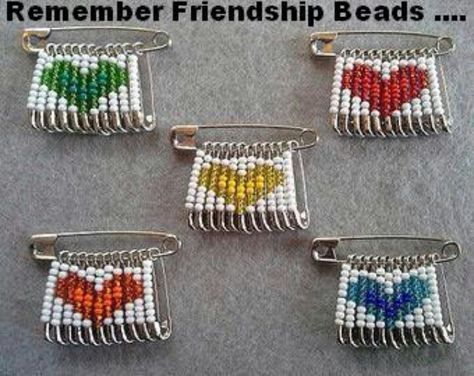 Girly Crafts For Teens, Safety Pin Jewelry Patterns, Safety Pin Art, Safety Pin Crafts, Safety Pin Jewelry, Safety Pin Brooch, Market Ideas, Bracelets Patterns, Gift Inspo