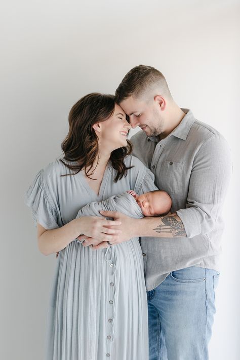 Posing With A Newborn, Newborn Photoshoot With Parents Outfit, Studio Newborn Parent Poses, Studio Family Newborn Photos, Newborn With Parents Photography, Newborn Baby Photography With Parents, Dad Newborn Pictures, Parents With Baby Photography, Newborn Family Photos Studio