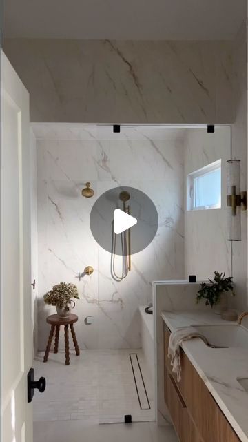 Lisa Kanegae on Instagram: "I absolutely love the look of a slab on a wall but you can save thousands of dollars by using large format tiles and it’s equally as beautiful. These are 30”x30” tiles we used in our client’s primary bathroom. Can you believe how much this mimics the look of a slab?? Here are my tips below for achieving this look: - Plan, plan, plan! Did I say plan? 😂 - When shopping for a tile to mimic the look of a slab ask, “how many different faces does this slab have?” The number can range from 8 to 25+. The lower the number the greater the chances of you being able to create a pattern that looks like it’s continuous. - Buy an extra box or two so you can have more pieces to create the design. This extra cost far exceeds the savings you will have using tiles versus a sla Full Slab Shower Walls, Porcelain Slab Shower Walls, Large Format Tiles, Slab Ceramics, Different Faces, Primary Bathroom, Shower Niche, Large Format Tile, Apartment Renovation