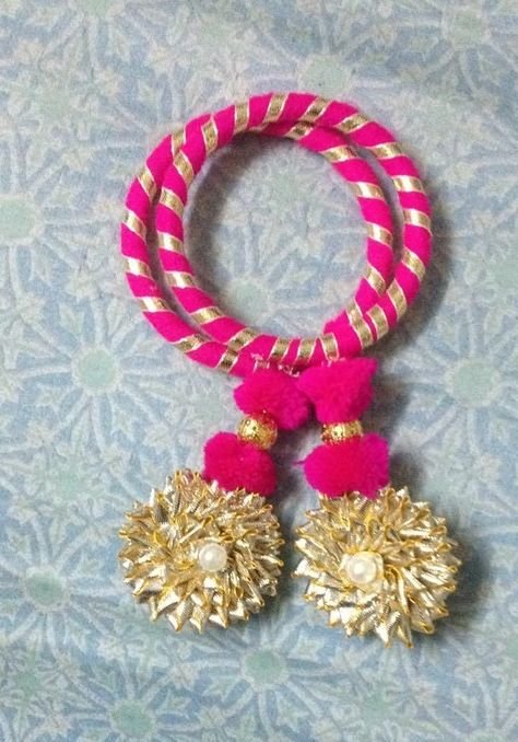 Fabric Bangles Handmade, Mehndi Favours, Giveaway Wedding, Navratri Jewellery, Diy Earrings Materials, Fabric Bangles, Flower Jewelry Designs, Silk Thread Bangles Design, Silk Bangles