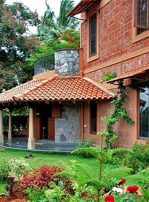 Indian Houses, Courtyard House Plans, Indian Home Design, Kerala House Design, Kerala Houses, Brick Exterior House, Vernacular Architecture, Traditional House Plans, Indian Homes