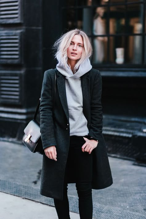 Minimalist Moda, Fall Fashion Coats, Hijab Chic, Looks Street Style, Looks Black, Outfit Trends, Athleisure Outfits, Street Style Inspiration, Coat Outfits