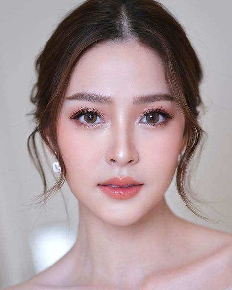 Graduation Look Makeup, Bride Makeup Asian, Korean Wedding Makeup, Y2k Makeup Looks, Thai Makeup, Bride Makeup Natural, Makeup Wisuda, Asian Wedding Makeup, Asian Bridal Makeup