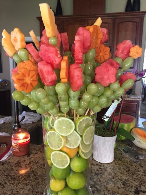 Diy Edible Arrangements, Diy Edible Gifts, Fruit Bouquet Ideas, Edible Fruit Arrangements, Veggie Box, Edible Centerpieces, Fruit Bouquet, Food Bouquet, Diy Edible