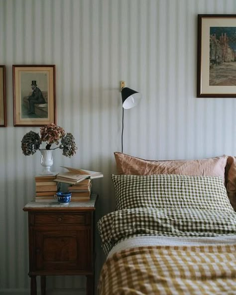 Large Living Room Paint Colors, Cozy Country Home Bedroom, Cozy Art Deco Bedroom, Vintage Cottage Bedding, New England Aesthetic Bedroom, Colorful Walls Bedroom, Bedroom Inspo Elegant, Cozy Antique Bedroom, Pattern Mixing Bedding