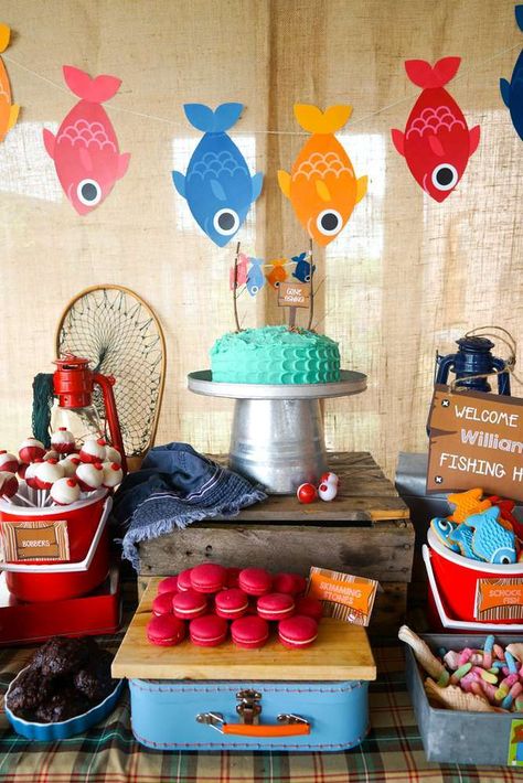 For an outdoorsy child, this fishing themed party is the perfect choice. From the blue lake water punch to the cake pop bobbers, this party is filled with tiny details that make it an event your so… Fishing Birthday Party Boys, Gone Fishing Party, Fishing Party Decorations, Fishing Theme Party, Fishing Themed Birthday Party, Fishing Birthday Party, Party Girlande, Fishing Party, Fishing Birthday