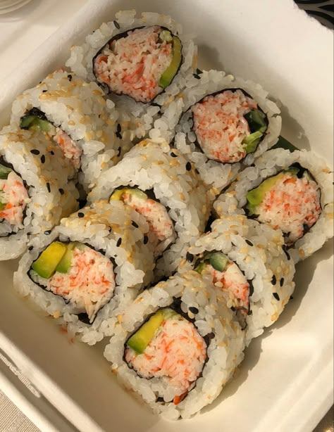 Aesthetic Asian Food, California Roll Sushi, Sushi Aesthetic, Roll Food, Aesthetic California, Prettiest Celebrities, Aesthetic Asian, Sushi Sushi, California Roll