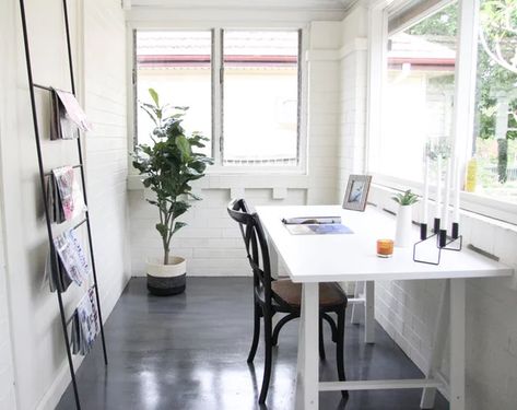 Tiny Sunroom Office, Small Sunroom Office Ideas, Small Sunroom Office, Sun Room Small Apartment, Sunroom Diy, Sunroom Playroom, Sunroom Office, Sunroom Makeover, Sunroom Dining