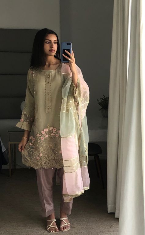 Pakistani Suits Eid, Eid Dress Inspo Pakistani, Pastel Desi Outfits, Girls Eid Dresses Pakistani, Pakastin Suit Design For Wedding, Desi Modest Outfits, Aesthetic Eid Outfit Ideas, Eid Outfits For Women, Eid Simple Outfit