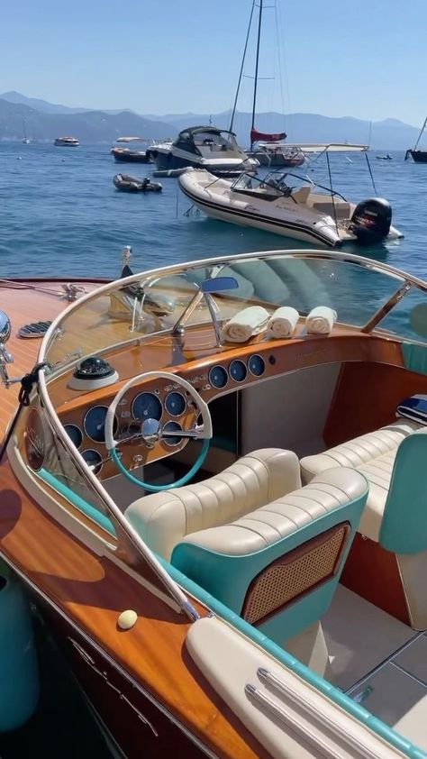 𝐂𝐥𝐚𝐬𝐬𝐢𝐜 𝐁𝐨𝐚𝐭𝐬 𝐎𝐟𝐟𝐢𝐜𝐢𝐚𝐥 on Reels | Joseph Vincent · Fly Me To The Moon Italian Boat, Boat Aesthetic, Riva Boat, Classic Italian Style, Fly Me To The Moon, Vintage Boats, Yacht Life, Coastal Life, Luxury Lifestyle Dreams