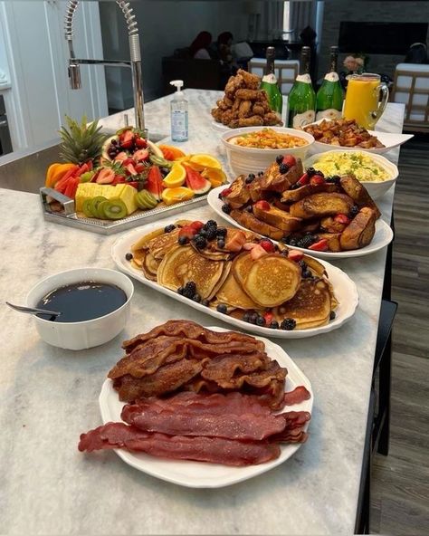 Breakfast Ideas Unhealthy, Breakfast Food Party, Pancakes And Chicken, Big Breakfast Platter, Breakfast Ideas With Pancakes, Breakfast Platter Ideas, Big Breakfast Ideas, Breakfast Buffet Ideas Brunch Party, Pancake Breakfast Ideas