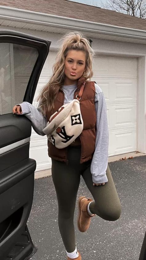 Call Outfits 2024, Casual Winter Outfits For Women Comfy, Winter Tennessee Outfits, Pigeon Forge Outfits, Football Game Outfits For Women Winter, Nfl Outfit Ideas Woman Winter, Hockey Game Outfits For Women Winter, Winter Baseball Game Outfit, Winter Theme Park Outfit