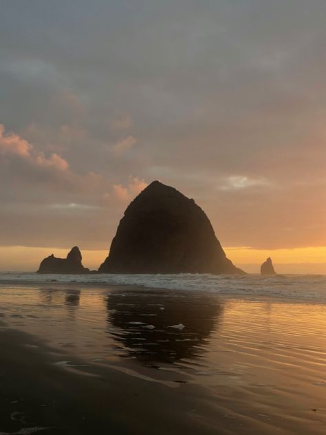 #pnw #pnwonderland #oregon #cannonbeach #coastal #beach #beachlife #beachvibes #explore #adventure #travel #nature #naturelovers #exploremore #sunset #aesthetic #photography #vanlife #vanlifeideas #view #aestheticwallpaper #wallpaper #background #backgroundsforphones Pnw Beach Aesthetic, Canon Beach Oregon Photography, Oregon Beach Aesthetic, Seaside Oregon Aesthetic, Oregon Summer Aesthetic, Portland Aesthetic, Oregon Coast Aesthetic, Oregon Ocean, Pnw Coast