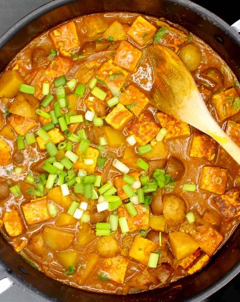 An easy, tasty Jamaican Curry with chunks of tofu and potatoes in a flavorful sauce spiced with curry powder. With 196 calories and 9 grams of protein in each serving, this recipe is not just delicious -- it's also very healthy and waist-friendly. #jamaicancurry #veganrecipes #potatorecipes #tofurecipes #holycowvegan Curry Jamaican, Vegan Jamaican, Curry With Tofu, Jamaican Curry Powder, Vegan Curry Recipes, Vegetarian Main Dish, Tofu Curry, Jamaican Curry, Soy Recipes