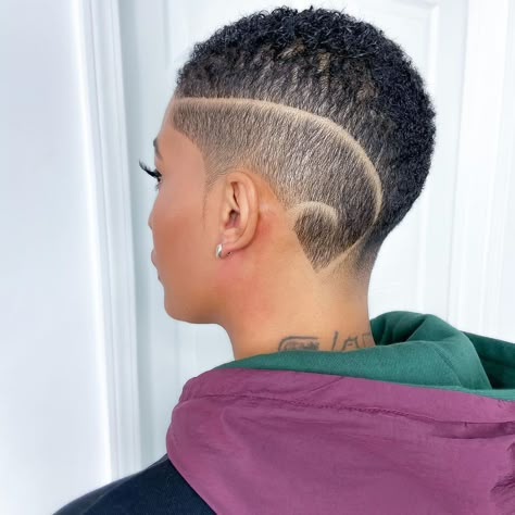 Black Hair Haircuts, Low Cut Hairstyles, Buzzed Hair Women, Short Platinum Blonde Hair, Short Dyed Hair, Short Hair Designs, Fade Hair, Shaved Hair Cuts, Short Shaved Hairstyles