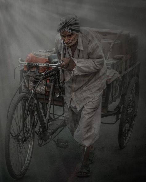 man and cart Poverty Photography, Old Man Pictures, Poverty And Hunger, City Life Photography, India Photography, Street Portrait, Man Photography, Oil Color, Emotional Photography