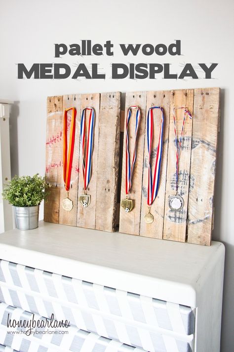 Un DIY avec des palettes pour accrocher ses médailles Medal Board, Race Medal Displays, Sports Medal Display, Medal Displays, Trophy Display, Running Medals, Award Display, Sports Medals, Cave Home