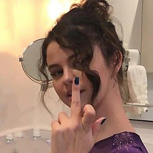 selena gomez showing middle finger icon Selena Gomez Glasses, Selena Gomez Makeup, Selena Gomez Wallpaper, Female Poses, Selena Gomez, Pretty Woman, Aesthetic Pictures, Are You The One, Dreadlocks