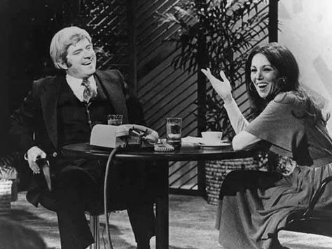 Phil Donahue, Marlo Thomas, Tv Talk Show, Johnny Carson, You Are Wonderful, Sports Awards, Tv Station, Famous Couples, She Movie