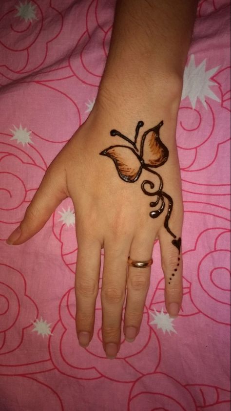 Easy Butterfly Mehndi Designs, Simple Henna Designs Butterfly, Mehndi Tatoos Hand Tattoos, Simple Mehndi Tattoo, Mehndi Tatoos, Butterfly Henna Designs, Butterfly Mehndi Design, Henna Butterfly, Simple Butterfly Tattoo