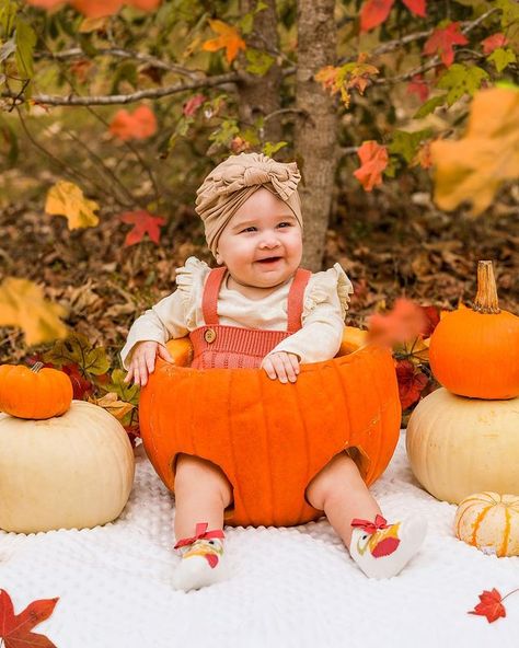 Baby In Pumkin Ideas Pictures, Baby Girl Halloween Photoshooting Ideas, Baby I’m Pumpkin Pictures, Fall Pumpkin Baby Photoshoot, First Fall With Baby, Pumpkin Ideas For Babies, Kids Fall Photoshoot Ideas, Fall Pictures For Babies, Cute Fall Baby Pictures