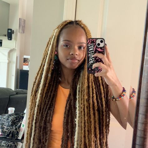 dark brown,ginger, and blonde soft locs Brown And Blonde Soft Locs, Light Brown, Dark Brown, Locs, Ginger, Pretty Hairstyles, Hair Inspo, Light In The Dark, Blonde