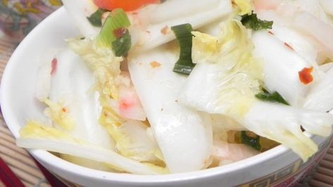 White Kimchi Recipe, White Kimchi, Koreansk Mad, Daikon Recipe, Pickled Peaches, Pickled Watermelon Rind, Kimchi Recipe, Pickled Beets, Vegetarian Cabbage