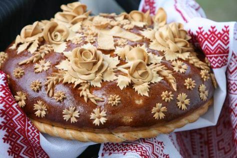 Today we are going to cook the Ukrainian round loaf of bread for a wedding. It is the first bread which newlyweds should taste together. Parents-in-law present this round loaf on a Ukrainian embroidered towel. The parents meet the happy pair with bread and salt (a traditional Slavic greeting) thereby wishing welfare, happiness and a quiet life. Anciently the round loaf was served… Ukrainian Wedding Traditions, Ukrainian Wedding, Bread Art, Ukrainian Recipes, Pastry Art, Russian Recipes, Loaf Bread, Pavlova, Baked Goods