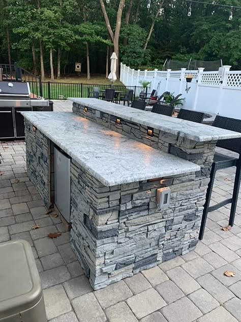 Diy Outdoor Tile, Tile Bar Top, Outdoor Bar And Grill, Tile Bar, Design Per Patio, Grilling Area, Outdoor Tile, Diy Outdoor Bar, Kitchen Ikea