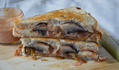 Diner Favorite: Portobello Patty Melts Mushroom Patty, Chicken Mushroom Marsala, Mushroom Marsala, Yummy Sandwiches, Grilled Sandwiches, Grill Cheese Sandwich Recipes, Cheese Sandwich Recipes, Moms Cooking, Patty Melt